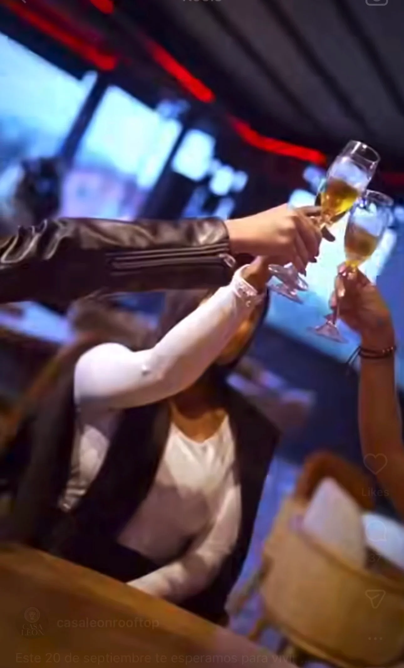 Ambiente nocturno en el rooftop de Casa Leon