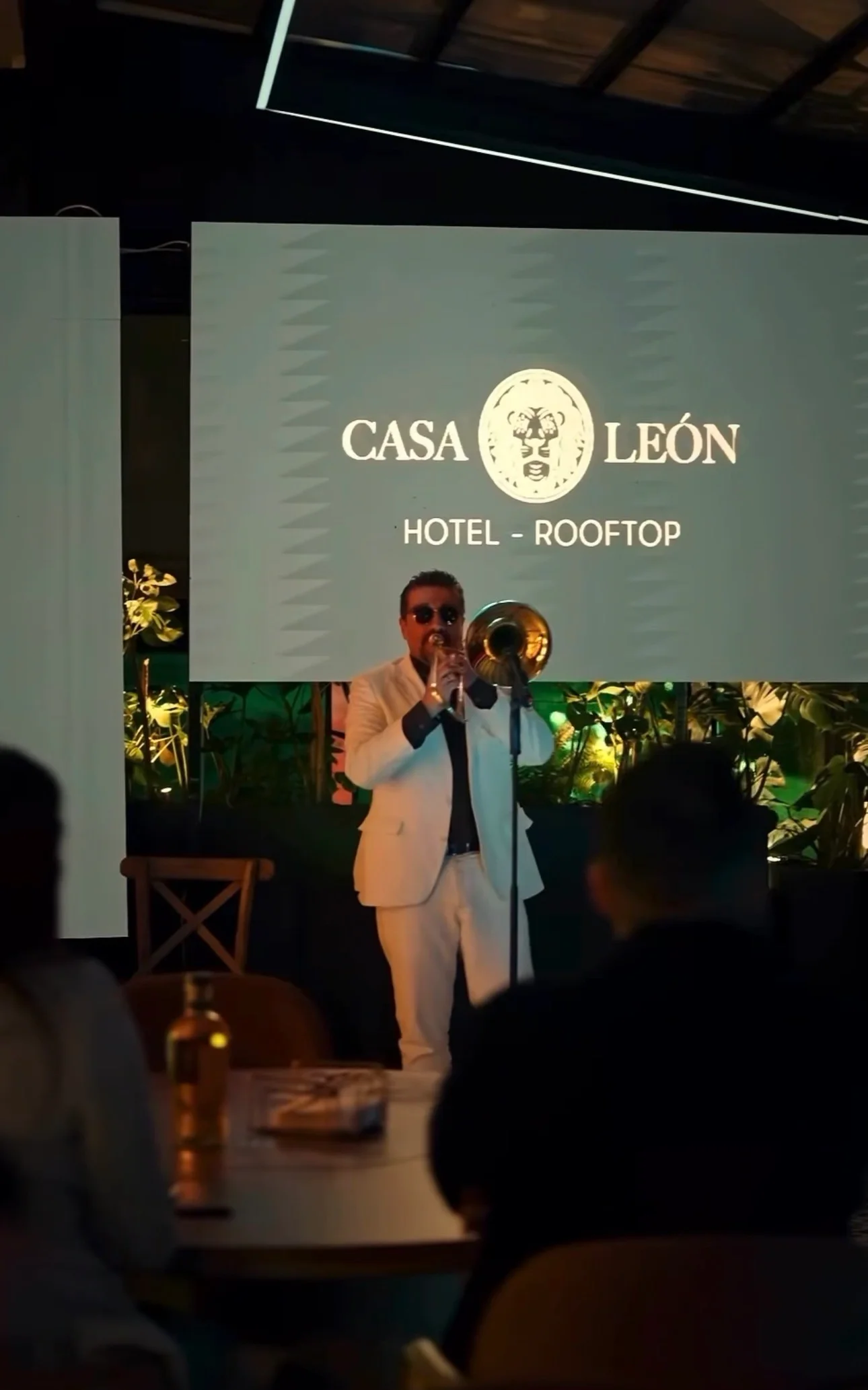 Experiencia de coctelería en el rooftop de Casa Leon